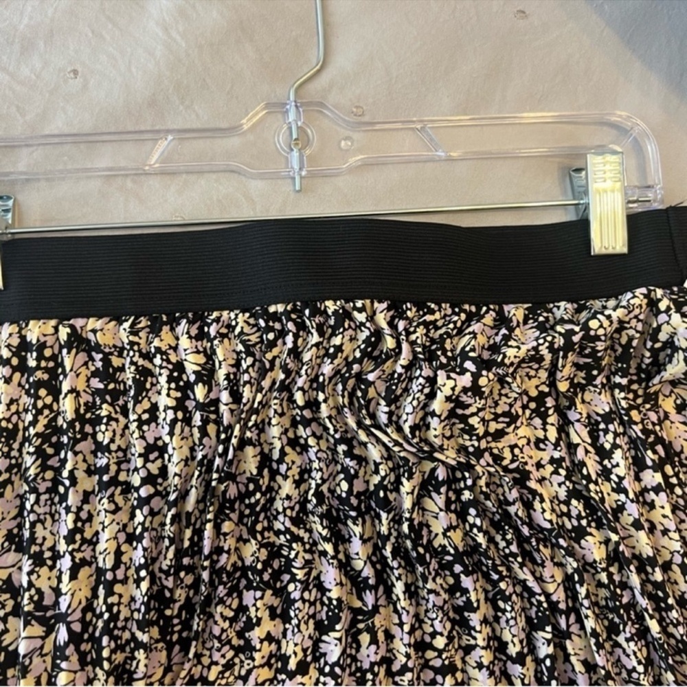 MEDIUM VINCE Vince Camuto Ladies Pleated
Midi Skirt - Picture 4 of 9